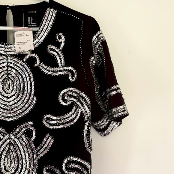 NWT Women’s Forever 21 Black with Silver Sequin 100% Polyester Top Size Small - Picture 3 of 7